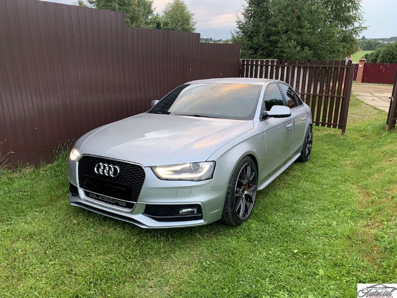 Решітка радіатора Chrome Black ( в стилі RS4 quattro ) на Audi A4 B8 2011-2015 року A4-RS136 фото